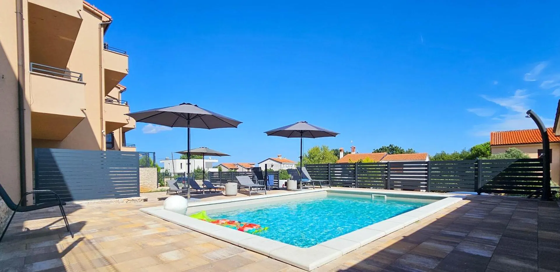 Apartment Bluemare With Shared Pool Liznjan